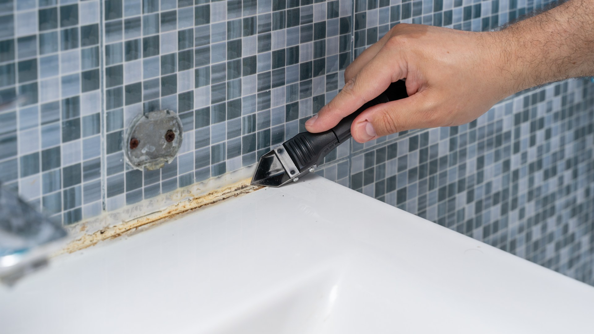 The Exact Bathroom Temperature You Should Maintain This Winter to Prevent Mold