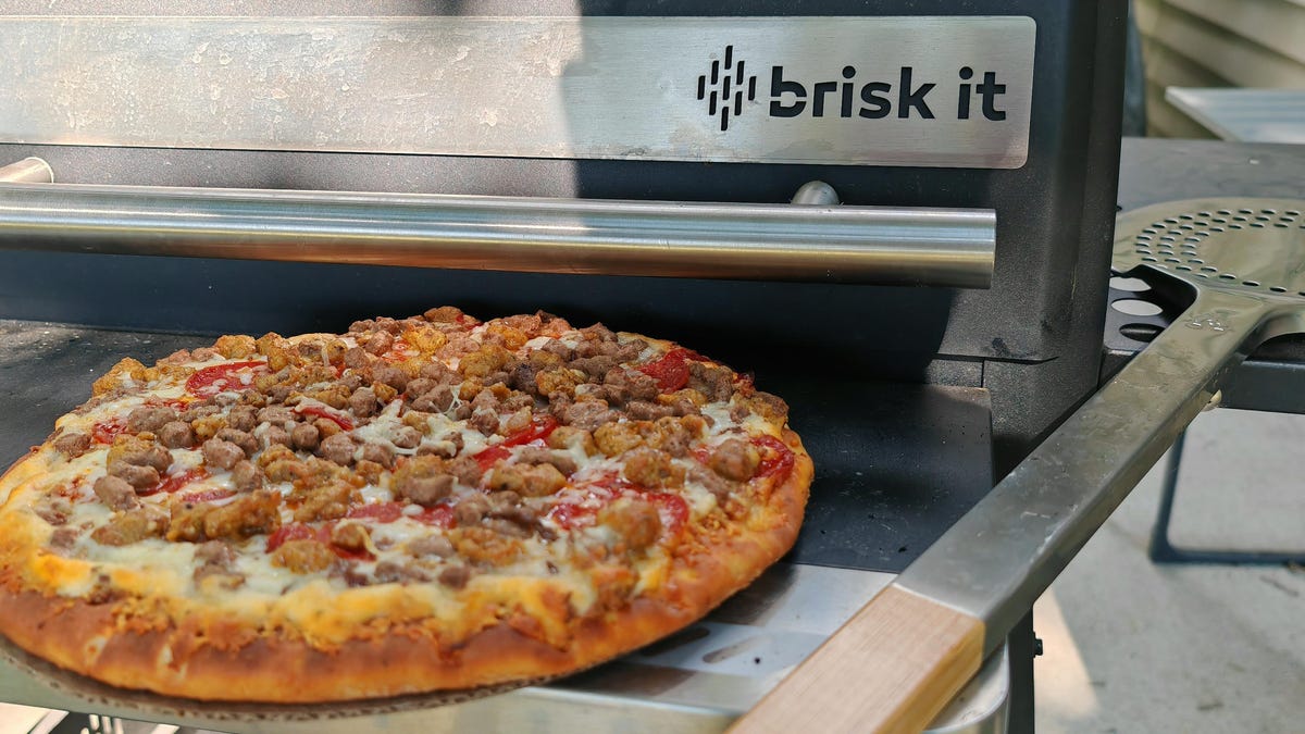 Upgrade your pizza party with this AI-powered grill that smokes your pizza to perfection