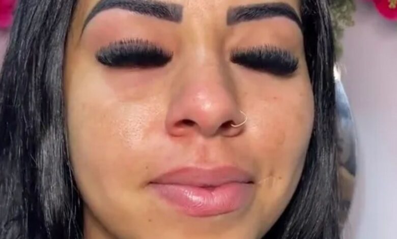 ‘We’re crying too,’ people shout as eyelash stylist shows client’s ‘painful’ fake lashes