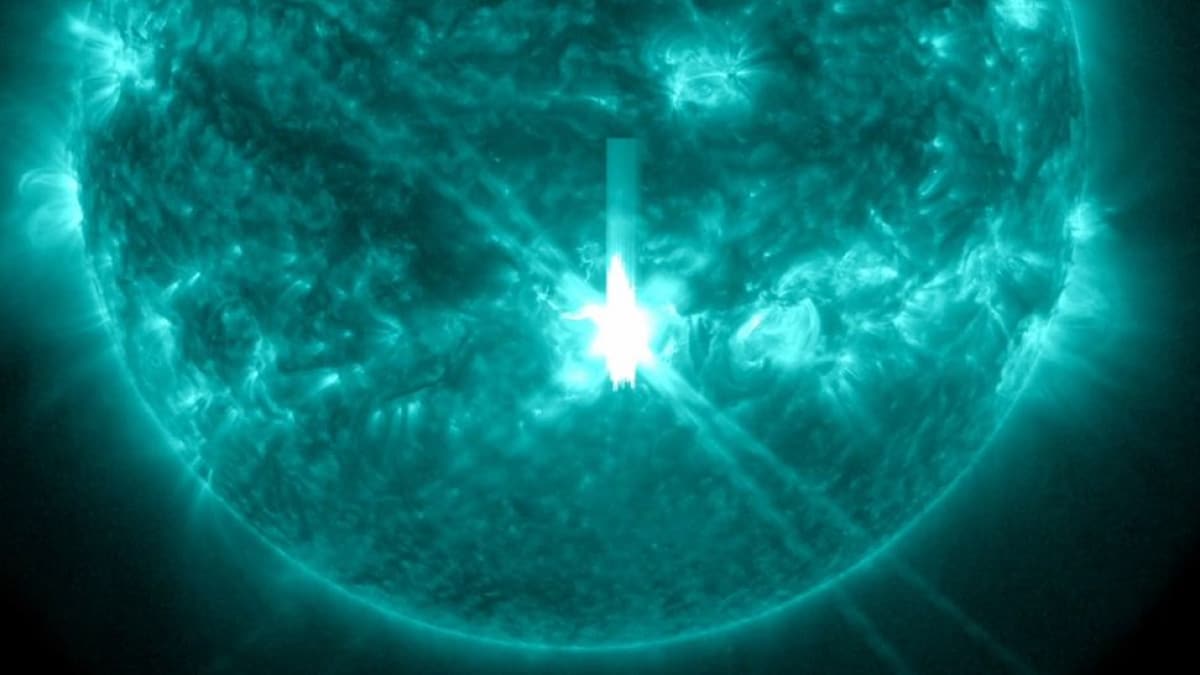 A huge solar flare is approaching Earth!