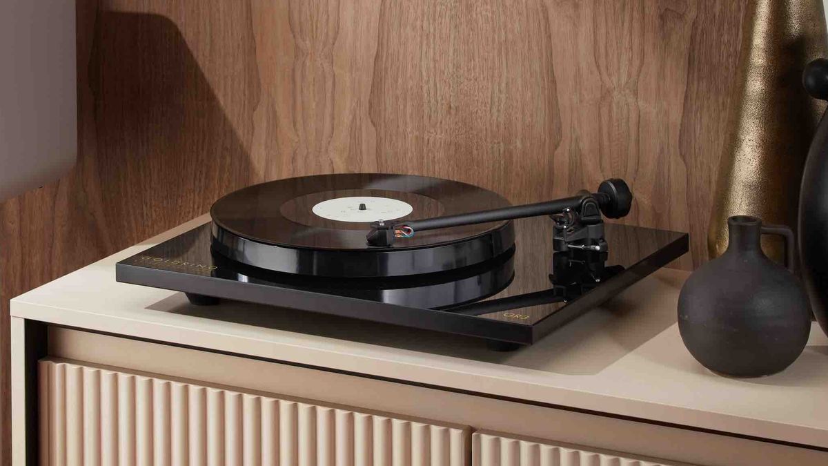 This beautiful and well priced vinyl turntable looks great as a seriously tempting spinner