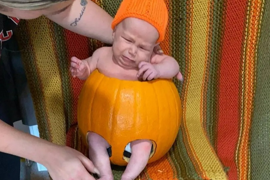 Watch the hilarious moment mom tries to organize a ‘cute’ Halloween shoot with her baby