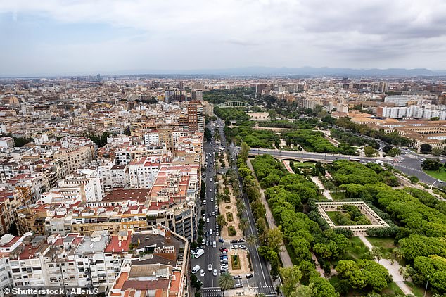 I’m from Great Britain and live in Valencia, the European city that Brits love to visit: from housing the Holy Grail to beautiful beaches, here’s what’s so great about it