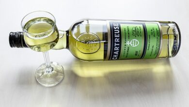 Within the mysterious production of the French liqueur Chartreuse there is a worldwide shortage and only two silent monks know the secret recipe of the drink