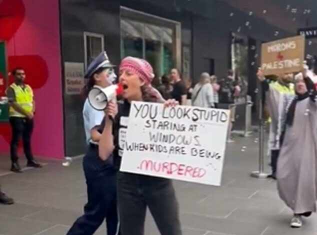 Sad sight at iconic Christmas show in Melbourne after pro-Palestinian supporters undermine a 70-year tradition