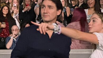 Trudeau sloeg toe terwijl ineenkrimpende video’s laten zien dat hij ‘het van zich afschudde’ bij Taylor Swift terwijl Montreal in brand stond