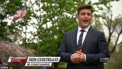 Een actualiteitsverslaggever Seb Costello werd in de stad gespot met een ZEER verrassende persoon met een kleurrijk verleden – slechts enkele uren nadat hij werd teruggetrokken en aangeklaagd vanwege een wilde achtervolging voor de camera die eindigde in damestoiletten