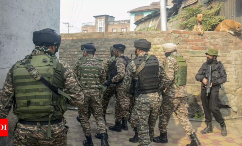 An encounter breaks out between security forces and terrorists in J&K’s Baramulla | India News – Times of India