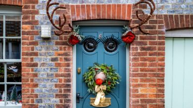 Christmas 2024 is all about door decoration: how to make your veranda shine