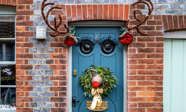 Christmas 2024 is all about door decoration: how to make your veranda shine