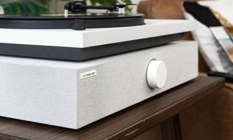 Do you like vinyl, but don’t have room for an amplifier and speakers? SpinBase 2 could be the solution