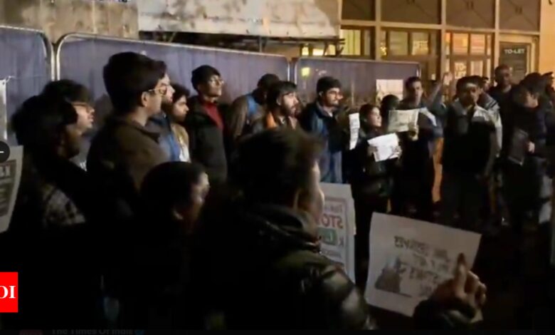 Indian students protest outside Oxford Union over Kashmir debate | India News – Times of India