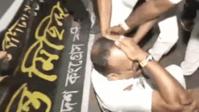 Police officer injured in Kolkata after protests against attacks on Bengali minority Hindus turned violent | India News – Times of India