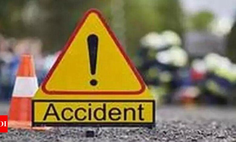 Speeding car crashes on Western Express Highway, killing 2 teens | India News – Times of India