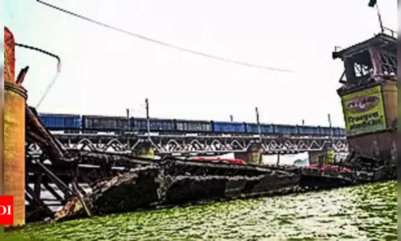 The bridge built in 1874 over Ganga is closed for 3.5 years and collapses in Kanpur | India News – Times of India