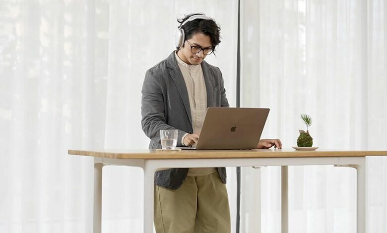 This extraordinary 4-leg standing desk gives a glimpse of how this popular home office furniture could evolve in the future