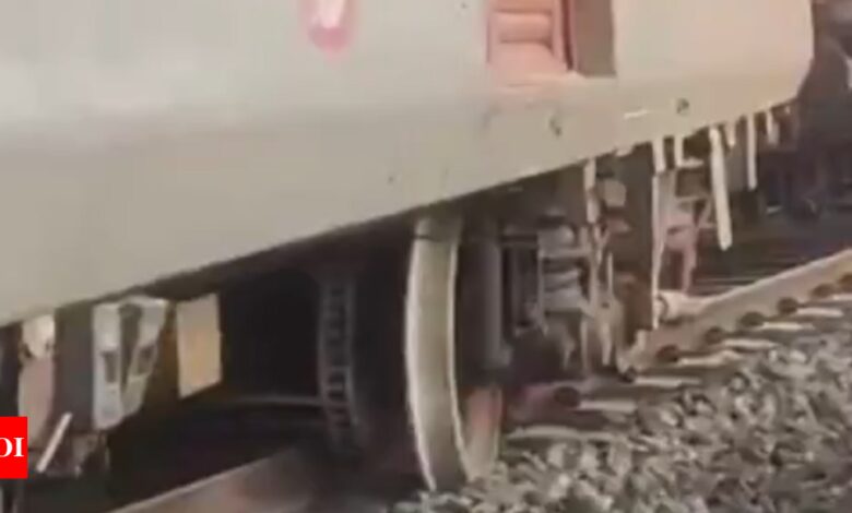 Three coaches of Secunderabad-Shalimar Express including parcel van derail in Howrah | India News – Times of India