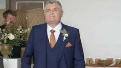 Watch the father of the bride proudly walk down the aisle, but can you spot his mistake?