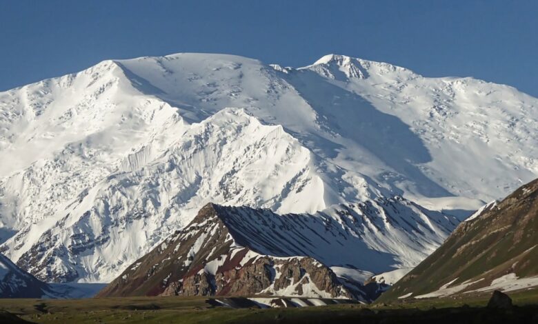 The flooding of the Greenland glacier releases 3,000 billion liters of meltwater